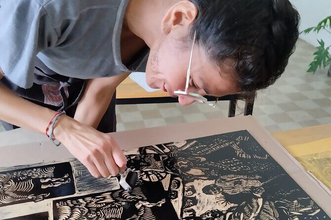 Print a work of art with a local artist for your home - What you actually make: a wood engraving with a social proposal