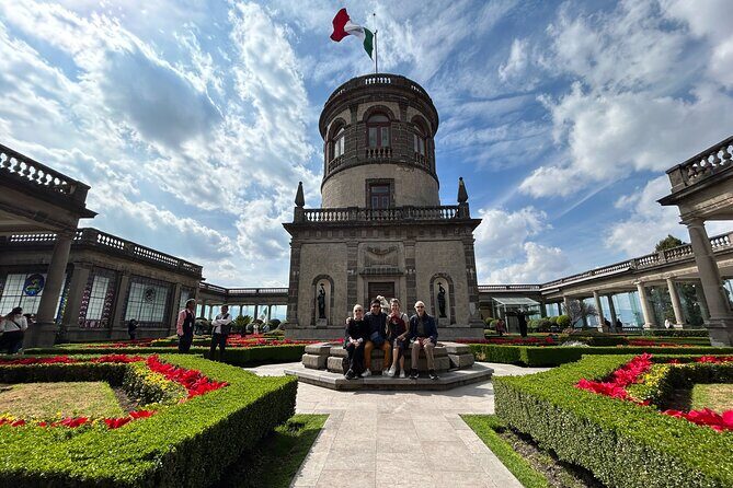 PRIVATE Tour Chapultepec Castle - Your start at Estela de Luz: easy to reach, easy to find