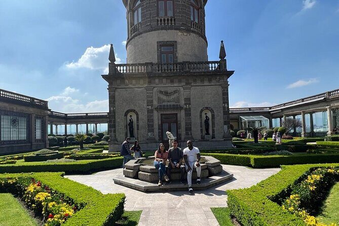 PRIVATE Tour Chapultepec Castle - Before the castle: the boy heroes monument stop