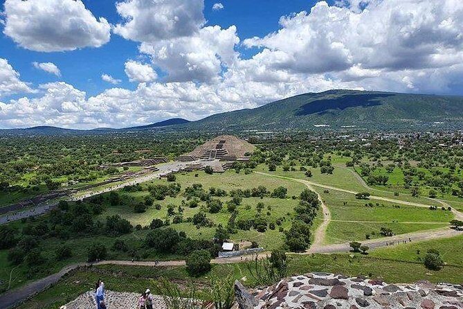 Private Tour Pyramids of Teotihuacán and Guadalupe Basilica up to 4 people - A practical private day for Teotihuacán and Tepeyac