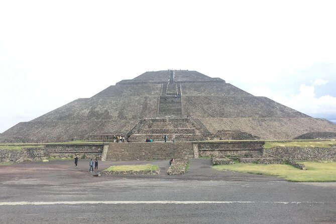Private Tour Teotihuacan Pyramids & Basilica of Guadalupe - Basilica de Santa Maria de Guadalupe: faith, art, and the big modern church
