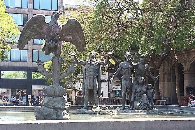 Private walk CDMX Historic Center + Museums + Tacos + Metro - Hemiciclo a Juárez: a political landmark with an identity angle