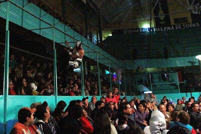Puebla: Wrestling Experience - Zócalo de Puebla meet-up: start where the city energy is