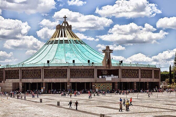Pyramids of Teotihuacán and Basilica of Guadalupe - Guides: English, humor, and what to look for on the ground