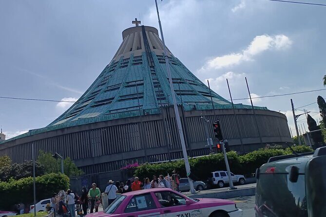 Pyramids of Teotihuacan and Basilica of Guadalupe / Small Groups - The Basilica of Guadalupe and Juan Diego’s Cloak Story: What to Look For