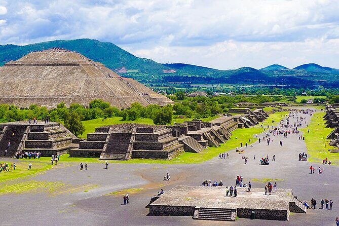 Pyramids of Teotihuacán and Basilica of Guadalupe - Basilica of Guadalupe: the shrine, the architecture, and the story at Tepeyac Hill