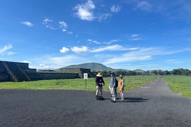 Pyramids of Teotihuacan Dawn (Tequila and Mezcal Tasting) - El Quetzal Artesanías: the tasting break and why it’s more than a shortcut