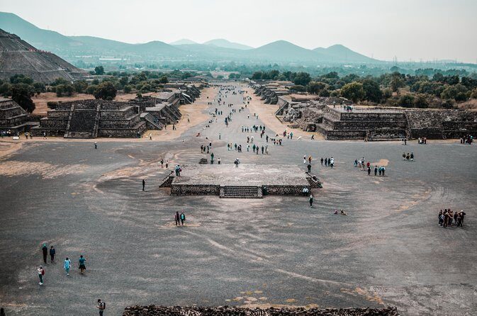 Pyramids of Teotihuacan, Guadalupe Shrine & Tlatelolco Tour - Basilica de Santa Maria de Guadalupe: Using Your Hour Well