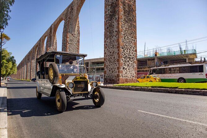 Queretaro: City Tour in Classic Ford T Vehicle - Stop 2: Colegio de Propaganda FIDE and the thorn-cross detail