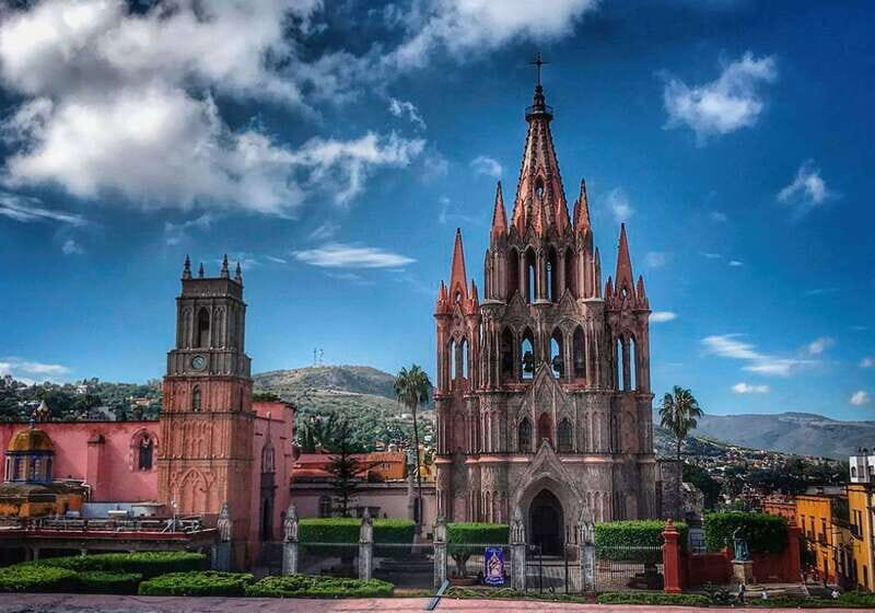San Miguel De Allende: Downtown Landmarks Walking Tour - The Start: Parish of San Miguel Arcangel and the Captain Ignacio Allende Angle