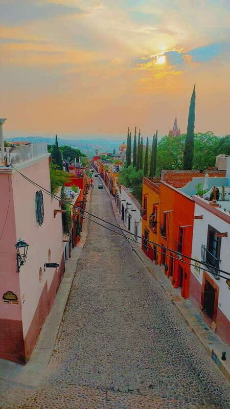 SAN MIGUEL SUNSET WALKING TOUR - La Parroquia to Aldama Street: stone and street angles