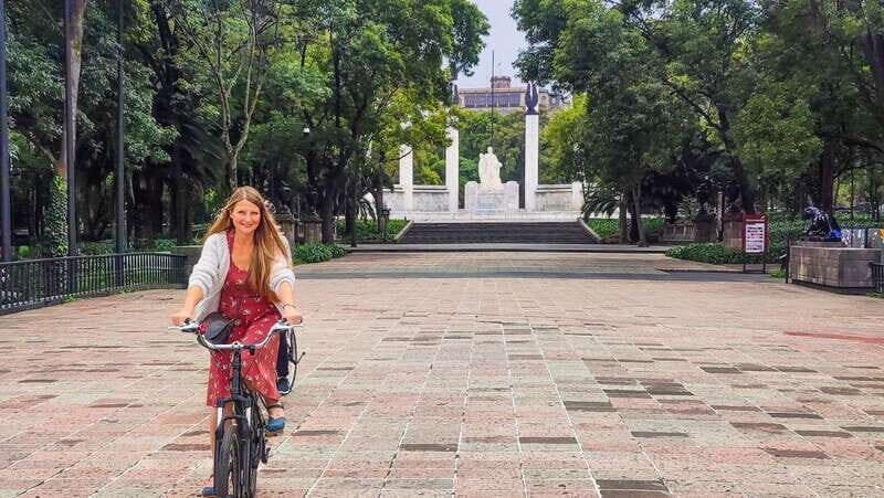đ˘Street Food Bike Tour Mexico Cityđ˘ - Chapultepec Park and the Castle views from below