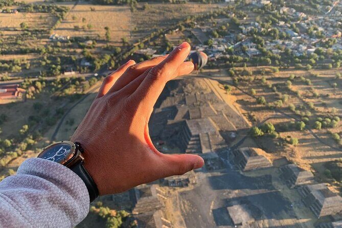 Sunrise HotAir Balloon Adventure Over Teotihuacan's Pyramids - The VR360 history stop with archaeologist Sergio Gomez Chavez