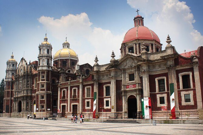 Teotihuacan & Basilica Guadalupe Tour with lunch - Lunch and handicraft stops: three courses plus the souvenir dance