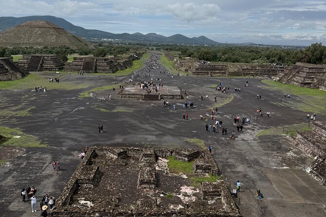 Teotihuacan : Full Tour Expert Guide and Hook-Free Transportation - Your Expert Guide and Headphones: Staying With the Story