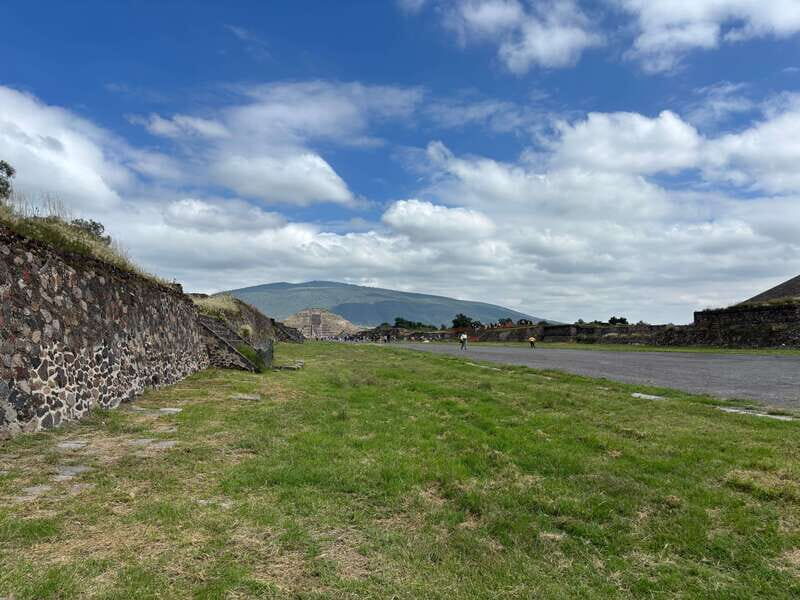 Teotihuacan is more than 2 big pyramids it's a whole culture - The quick 20-minute workshop, shopping, and spirits stop