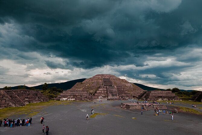 Teotihuacán Pyramids Tour, Guadalupe Sanctuary and 3 cultures - Stop 1: Teotihuacán Pyramids With a Guided Lay of the Land