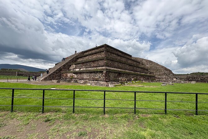Teotihuacan Pyramids VIP Tour without Commercial Stops - Free Time for Climbing, Photos, and Quiet Moments