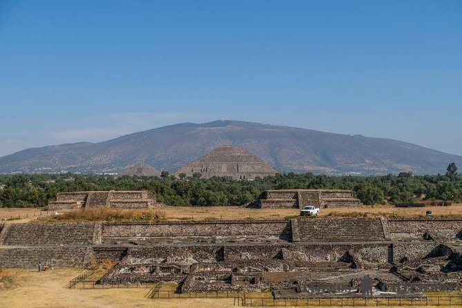 Teotihuacan, Shrine of Guadalupe & Tlatelolco Day Tour - Stop 1: Basilica de Santa Maria de Guadalupe and the Juan Diego story