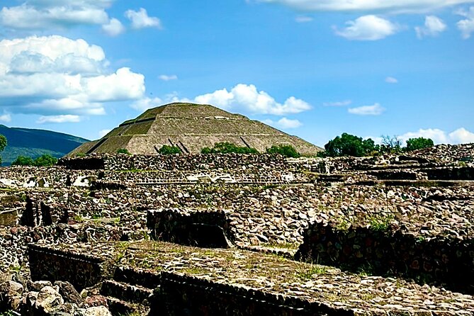 Teotihuacan Sunrise Tour from Mexico City - The Avenue of the Dead: more than a straight line for photos