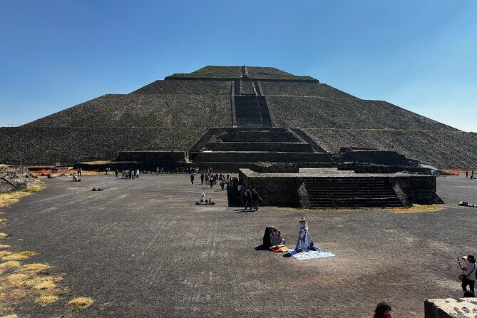 Teotihuacan Tour with Basilica of Guadalupe and Tlatelolco - Lunch at Restaurante Huehueteotl: included time, not included calories