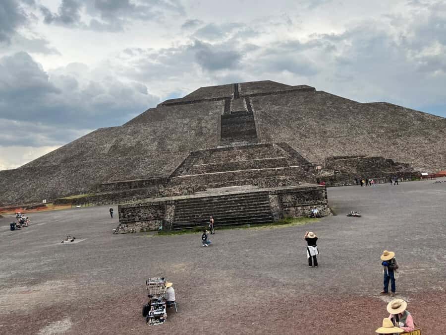 Teotihuacan VIP: Tour of the pyramids and Basilica of Guadalupe, tourist areas - Viewpoint time and visitor center: where you get the big-picture photos