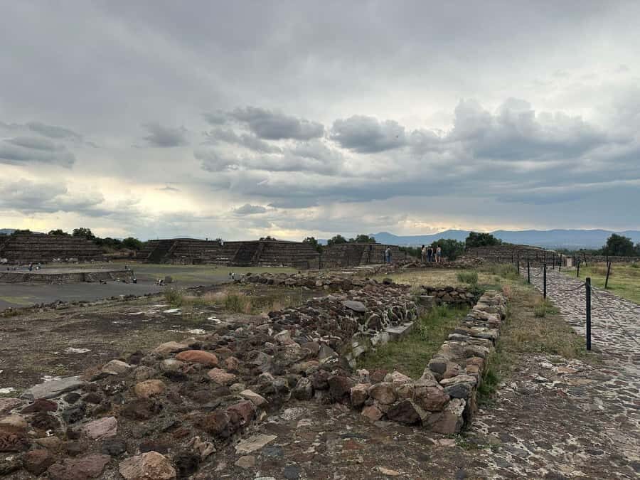 Teotihuacan VIP: Tour of the pyramids and Basilica of Guadalupe, tourist areas - Lunch box reset: practical food timing for a long day