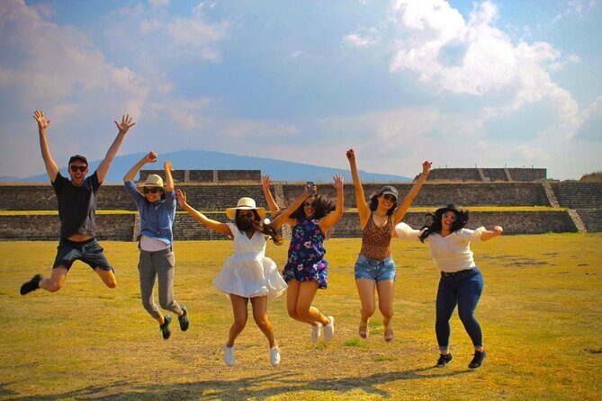Teotihuacan with a Local - The ride to Teotihuacan: comfort plus small “lesson stops”