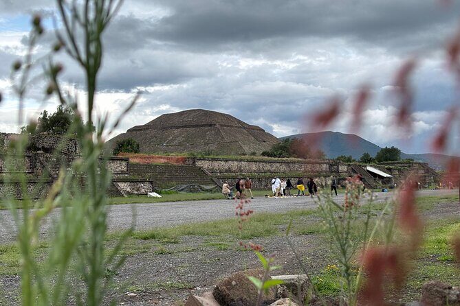 Teotihuacan without obligatory stops. No shops or restaurants. - Pyramid of the Sun and Pyramid of the Moon: Timing and Expectations