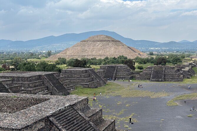 Teotihuacan without obligatory stops. No shops or restaurants. - What to Pack: Shoes, Water, Sun, and Small Cash