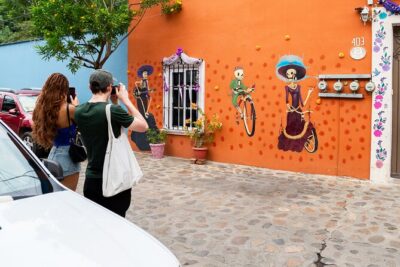 The Art of Death in Oaxaca - The core walk in Barrio de Jalatlaco: learning to read murals