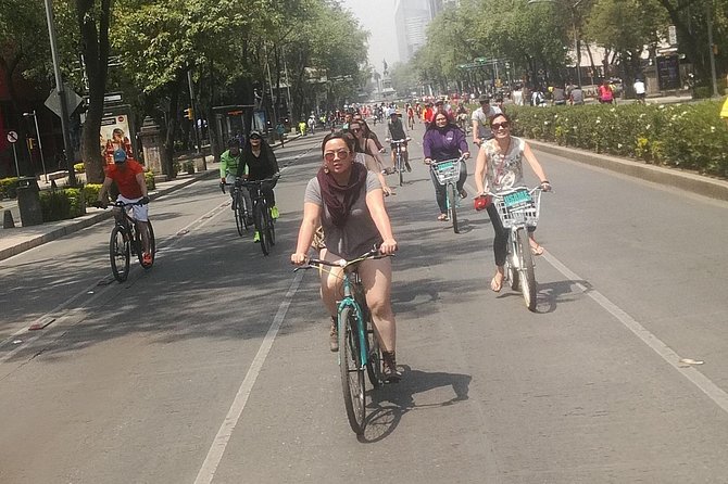 The best of Mexico City Bike Experience EXPRESS - Stop 3: Trail of Light on Reforma and the skyline pause