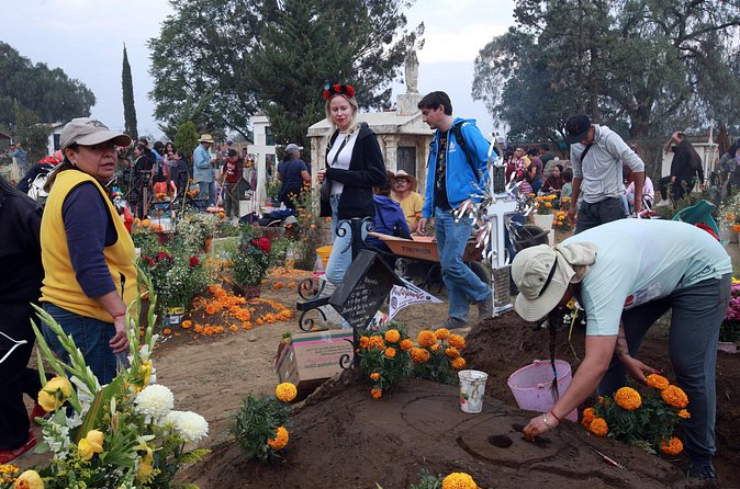 The real "Dia de muertos" tour in Mixquic + secret cemetery - Alumbrada in Mixquic: thousands of candles and walking among altars