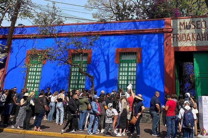 Ticket to the Frida Kahlo Museum - Digital concierge and the written guide: helpful or stressful?