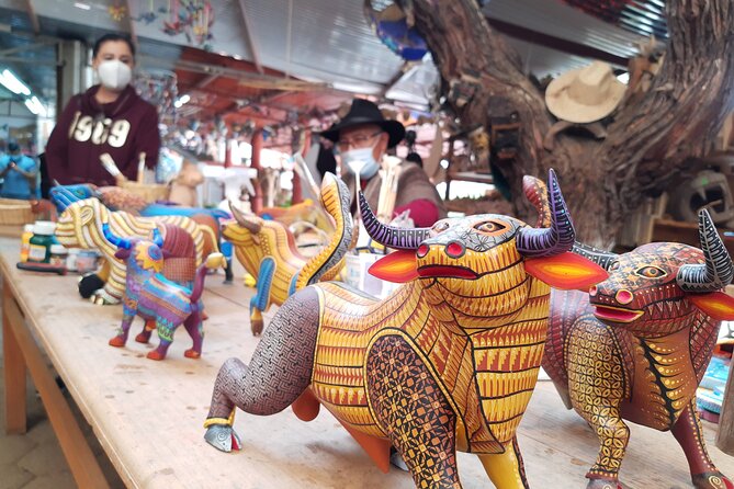 Tour Monte Albán "clasico" - Alebrijes workshop: a real look at carving and painting (plus souvenir pressure)
