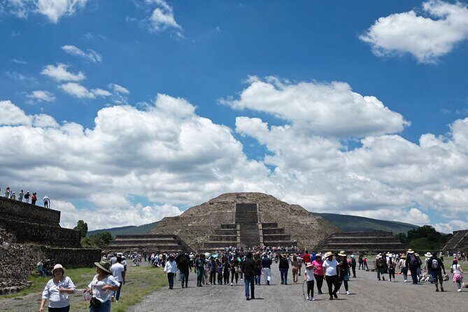 Tour to Teotihuacan with visit to ancient caves and CDMX transportation - A full 8-hour Teotihuacan day with downtown pickup