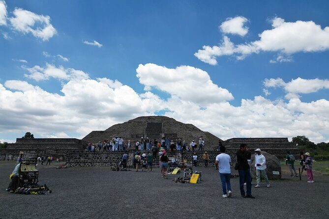 Tour to Teotihuacan with visit to ancient caves and CDMX transportation - Pyramids of Teotihuacan with your guide: ask better questions