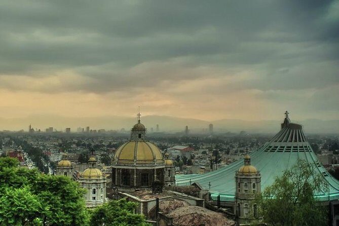 Tour to the Pyramids of Teotihuacán and Basilica of Guadalupe - Your guide matters: what the reviews reveal about the day’s swing