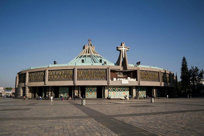 Tour to the Pyramids of Teotihuacán and Basilica of Guadalupe - Transport comfort vs. the reality of traffic