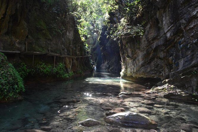 Tour to the Sierra Gorda in 1 day, starting from Querétaro - Stop 4: Puente de Dios Trek and Time in the Water