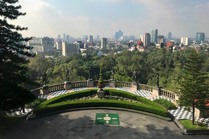 Visit the Imperial Castle in Chapultepec - Bottled water, no lunch: plan your food like a local