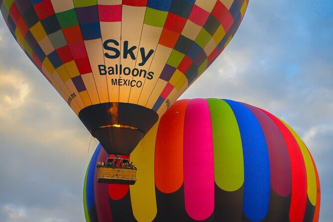 Vuelo amanecer: globo aerostático con Sky Balloons México - Landing at San Juan Teotihuacan: the toast moment that makes it feel complete